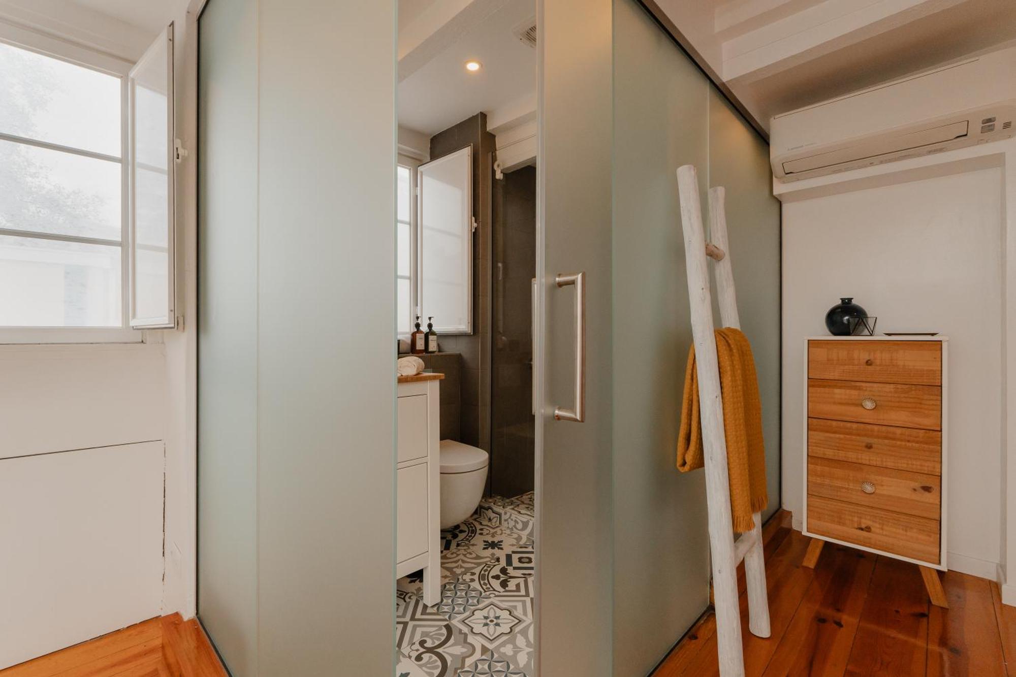 Апартаменты Stylish Getaway In A Mezzanine Flat By The Castle Лиссабон Экстерьер фото